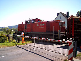 Güterzug auf dem manuellen Bahnübergang in Niederaula]]