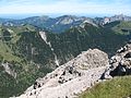 über den Litnisschrofen (Vilsalpseeberge) und das Tannheimer Tal hinweg mit dem Aggenstein und dunstigen Weiten im Norden der Kalkalpen