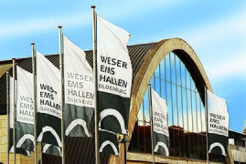 Weser-Ems-Hallen - Kongresshalle Außenansicht.jpg