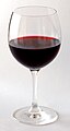 English: a glass of red wine Deutsch: ein Rotweinglas