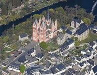 Ansicht aus der Vogelperspektive; unterhalb des Doms ist im Bild das Haus Staffel zu sehen, rechts des Doms das Dompfarrhaus, dahinter die Burg Limburg