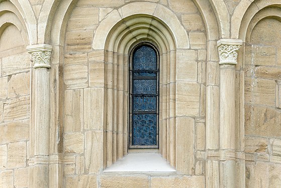 English: Window of the southern side apse Deutsch: Fenster der südlichen Seiten-Apsis