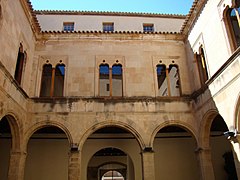 Patio interior del Palacio Municipal de Onil.jpg