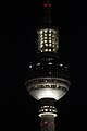 Berliner Fernsehturm mit interner Festbeleuchtung, Nahaufnahme