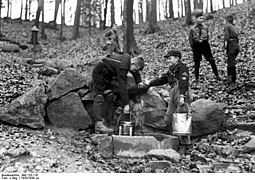 Bundesarchiv Bild 133-116, Hitlerjugend, Geländeübung, Wasserholen.jpg