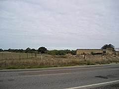 Edificaciones ruinosas y depósito en el extremo Noreste de la parcela objeto de actuaciones, utilizadas como corrales de la granja. - panoramio.jpg