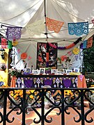 Ofrenda del día de muertos dedicada a celebridades mexicanas.jpg