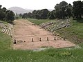 antikes Stadion; links: neu geordnet, rechts: original wie ausgegraben