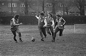 Training van de Ajaxspelers van links naar rechts Neeskens, Krol, Haan, Steffen, Bestanddeelnr 926-9836.jpg