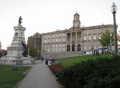 Estátua inserida na malha urbana da praça.jpg