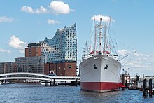 "Cap San Diego" & Elbphilharmonie (Hamburg, 2019).jpg