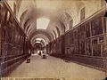 La galería principal del Museo del Prado en una fotografía histórica de J. Laurent, ca. 1855-1886. Cuadros de muy distintas dimensiones se exhiben aprovechando todo el espacio posible.