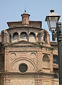 Una vista laterale della cappella bramantesca della Parrocchiale.