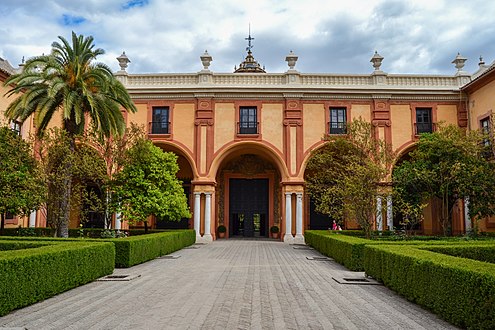 Patio del Crucero y visa del acceso al Palacio Gótico