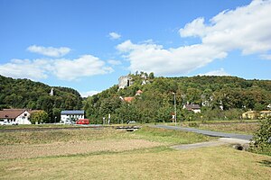 Burgruine-Streitberg - Stadt und Burgfelsen vom Wiesenttal aus (September 2009)