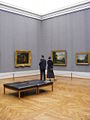 Visitantes contemplando cuadros de pequeñas dimensiones en una sala de la Alte Pinakothek (Múnich) en 2008.