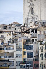 Català: La Casa Masó i la Catedral Italiano: La Casa Masó e la Cattedrale.