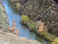 English: Ruins of the bridge from the west, with the Akhurian / Arpaçay River. Français : Ruines du pont depuis l'ouest, sur les rives de l'Akhourian / Arpaçay.