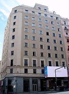 N.º 66 sección del inmueble actualmente habilitado como Hotel Vincci Via 66. El edificio fue diseñado por Germán Álvarez de Sotomayor y Castro y construido entre 1943 y 1946