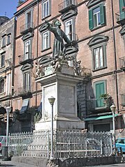 Monumento a San Gaetano nella piazza omonima