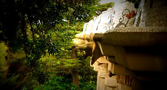 Außenseite des Säulensaal im Park Güell mit Skulpturen von Hundeköpfen