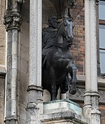 Prinzregent Luitpold Figur Südansicht Rathaus München.jpg