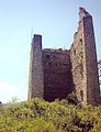 Ruine des quadratischen Bergfriedes der Burg Vilsegg, Tirol, Österreich. Die Balkenlöcher lassen die ehemalige Geschosseinteilung erkennen