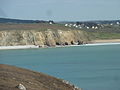 Les falaises dominant la plage de Kersiguénou (en Crozon) vues des environs de la plage de Kerloc'h (en Camaret-sur-Mer)