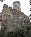 Schildmauer mit direkt dahinter stehendem Bergfried (in Tornähe) bei Burg Gnandstein, Sachsen