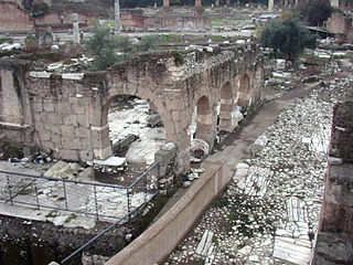 Foro di Nerva, area scavata nel 1995, abitazione signorile del IX secolo con portico verso la strada antistante, questa impiantata sulla originaria pavimentazione marmorea del foro.