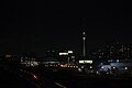 Berliner Fernsehturm mit interner Festbeleuchtung, fotografiert von der Warschauer Brücke