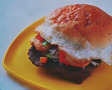 El trancapecho un plato cochabambino que combina el silpancho con el pan toco o tortilla 01.jpg