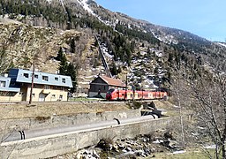 L'Hospitalet-près-l'Andorre, l'Ariège, Régiolis et conduite forcée.jpg