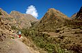 English: Ascent to Warmiwanusca or Dead Woman's Pass. Español: Ascenso al Huarmihuañusca, también conocido como "Paso de la Mujer Muerta".