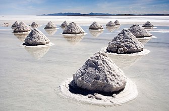 Pilas de sal en el Salar de Uyuni (Bolivia), el mayor salar del mundo, cosechadas con el método tradicional.