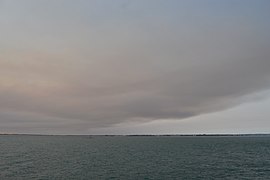 Humo del incendio de Doñana visto desde Cádiz (35402854061).jpg