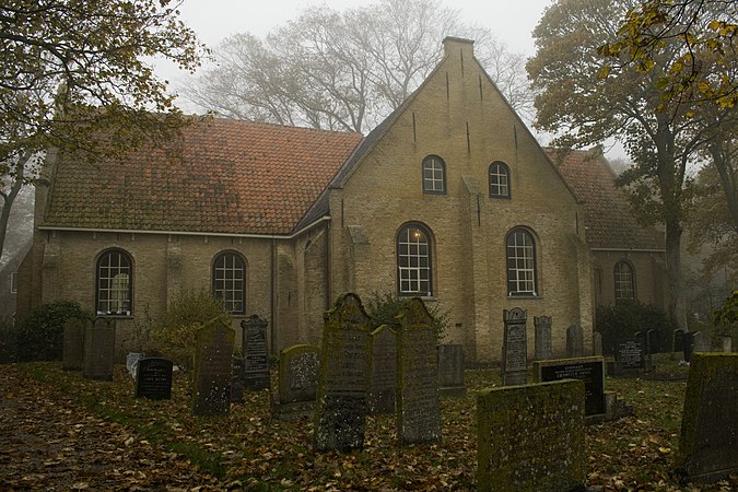 4. Church of St Nicholas and cemetery on Vlieland. Author: Theodoor Schipper. License: CC-BY-SA 3.0