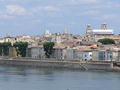 Blick vom Ufer der Rhone auf Arles-Provence