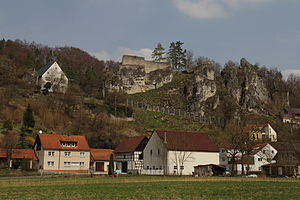 Burgruine Wolfsberg - Ansicht von Ort und Burgruine aus südwestlicher Richtung (April 2013)