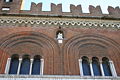 Merlatura e finestre / Battlements and windows.