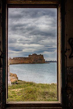 Il castello in una cornice naturale Autore: Teodoro Savina Licenza: CC BY-SA 4.0