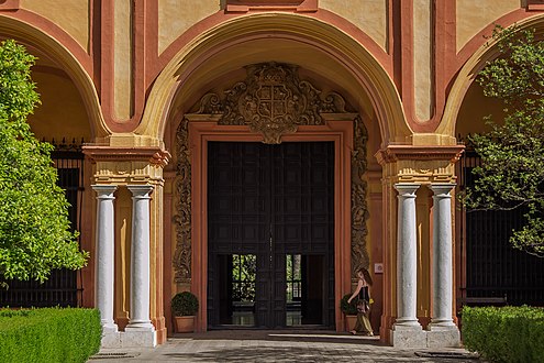 Acceso al Palacio Gótico desde el Patio del Crucero