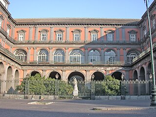 Ingresso sul fianco verso la Galleria Umberto I