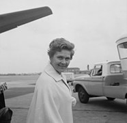 Aankomst Elisabeth Schwartzkopf (zangeres) op Schiphol Elisabeth Schwartzkopf (k, Bestanddeelnr 916-5691.jpg