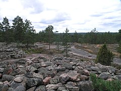 Hautaröykkiöryhmä horisonttinäkymällä stone heap tombs from the Bronze Age on the hill with a view to the horizon.jpg