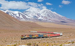 Second place: Train from Antofagasta to Bolivia, pictured between San Pedro and Ascotan, Chile. – Atribuite: Kabelleger / David Gubler (CC BY-SA 4.0)