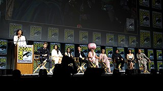 Aisha Tyler, Eddie Redmayne, Claudia Kim, Zoë Kravitz, Callum Turner, Ezra Miller, Alison Sudol, Dan Fogler, Katherine Waterston & Jude Law (43001995914).jpg