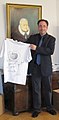 2009-08-01 #01039 Julius, Duke of Brunswick-Lüneburg, and Tobias Henkel, Director of Stiftung Braunschweigischer Kulturbesitz, with the white Free Travel-Shirt in the Neo-Renaissance styled “Villa Gerloff”