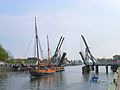 Segelschiff vor der Wiecker Brücke