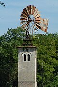 Près de Pierrelatte - Eolienne pour pompage.JPG